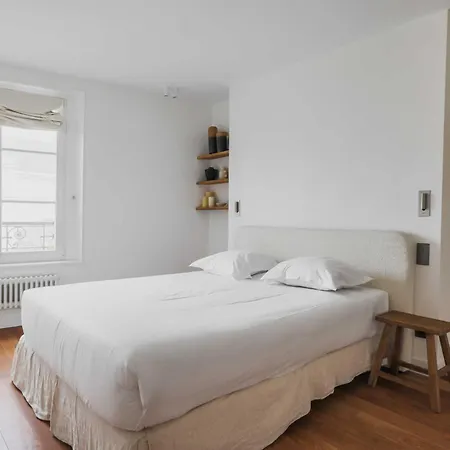 Modern -2br-4p- Marais *