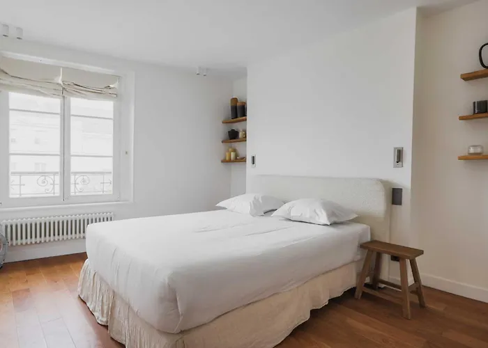 Modern -2br-4p- Marais *